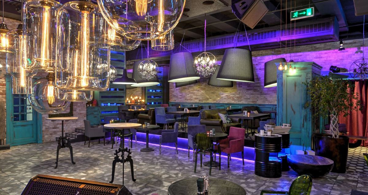 интерьер ресторана MONTIS’Friends Food&Bar