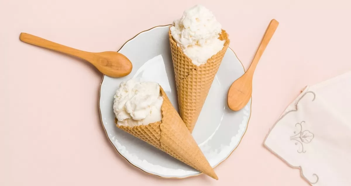 Диетологи назвали самое полезное и низкокалорийное мороженое