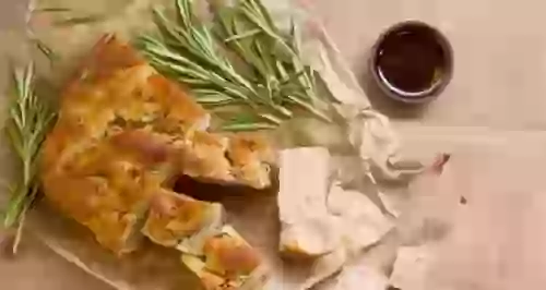 Фокачча с травами и оливковым маслом
