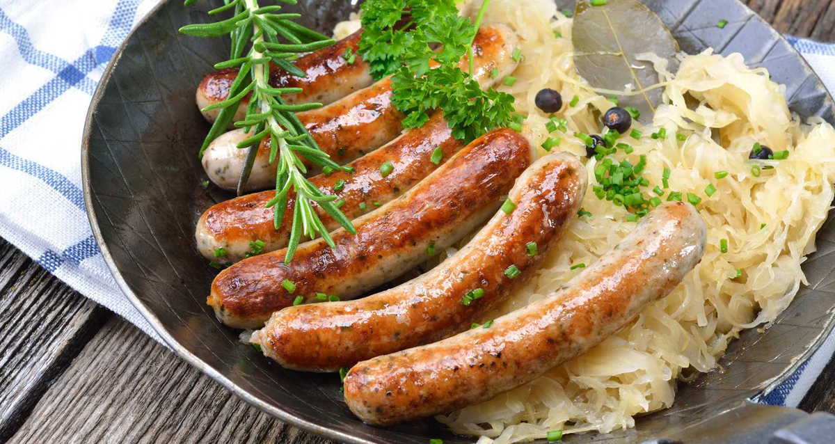 колбаски с капустой